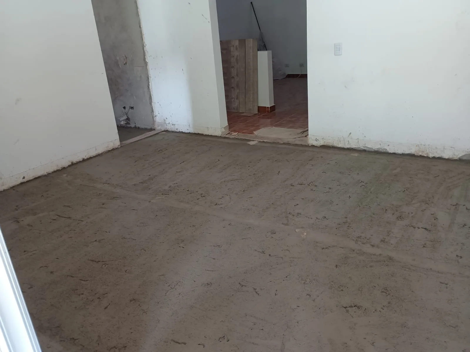 Instalação de piso interno por Carlos Pessoa em Cotia - SP