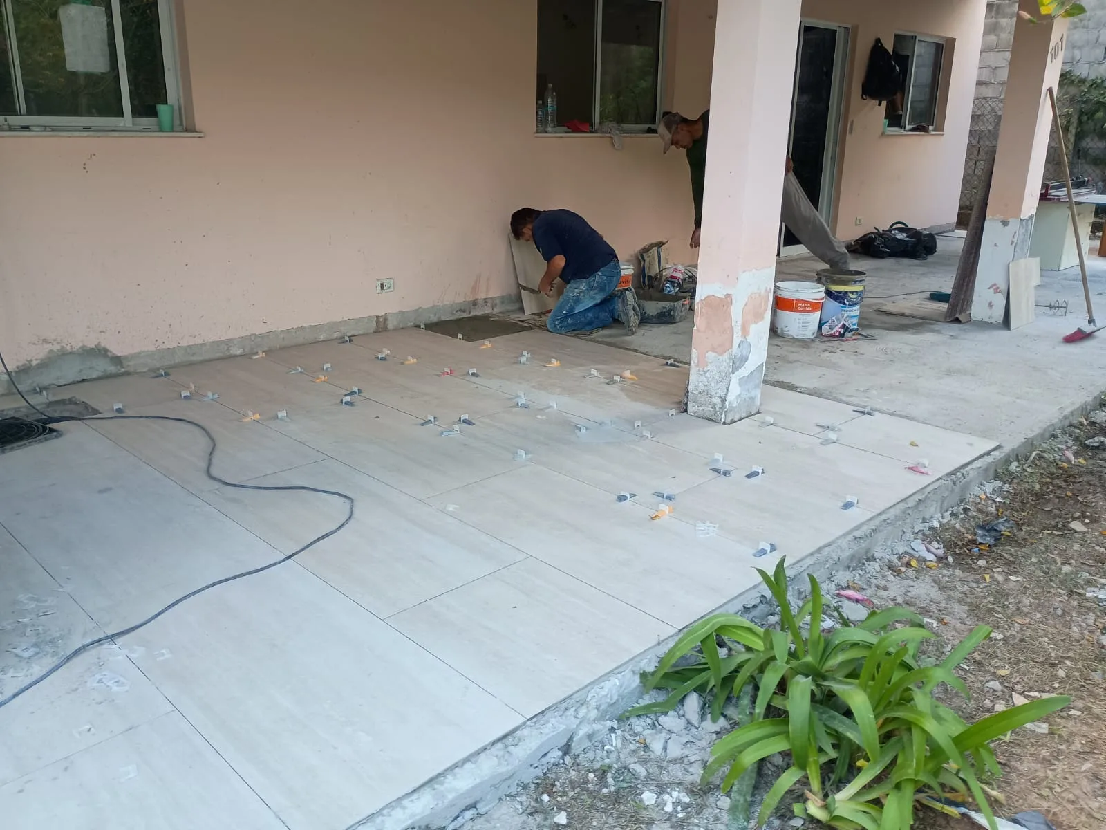Instalação de piso externo por Carlos Pessoa em Cotia - SP